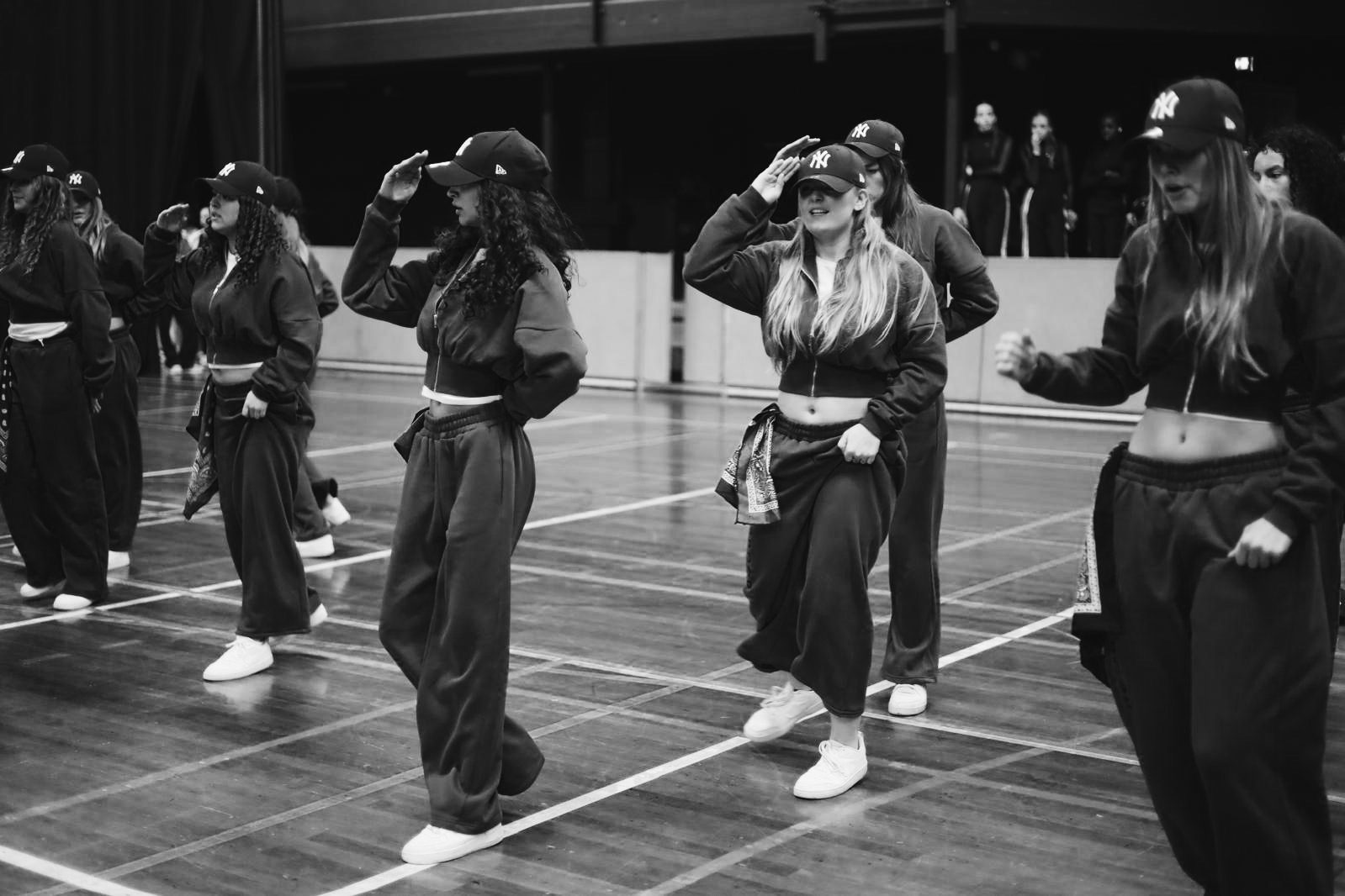 Dansers in de zaal tijdens een hiphoples